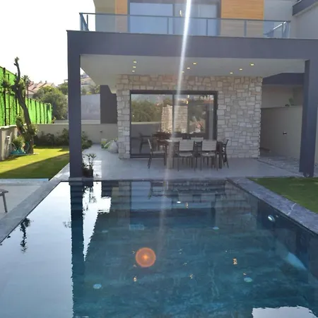 Ayayorgi Sueper Lueks Havuzlu