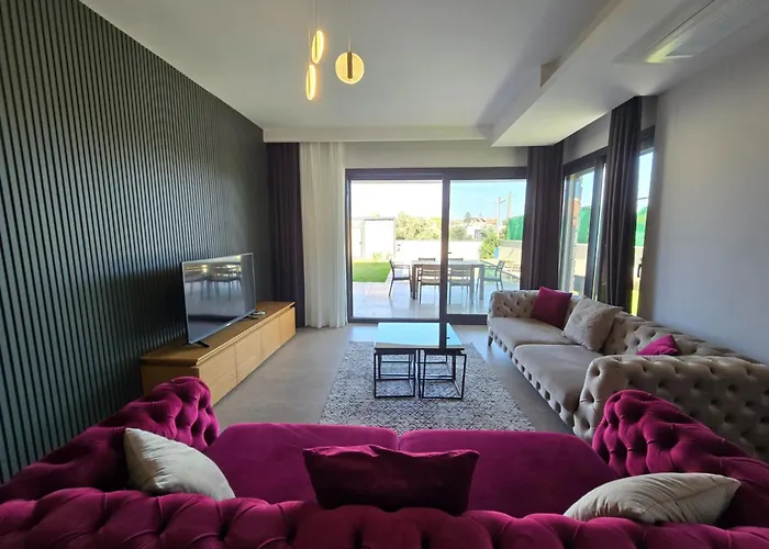 Ayayorgi Sueper Lueks Havuzlu Çeşme